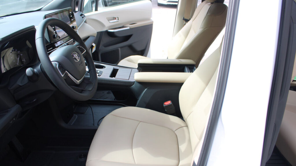 Toyota-Sienna-Hybrid-3