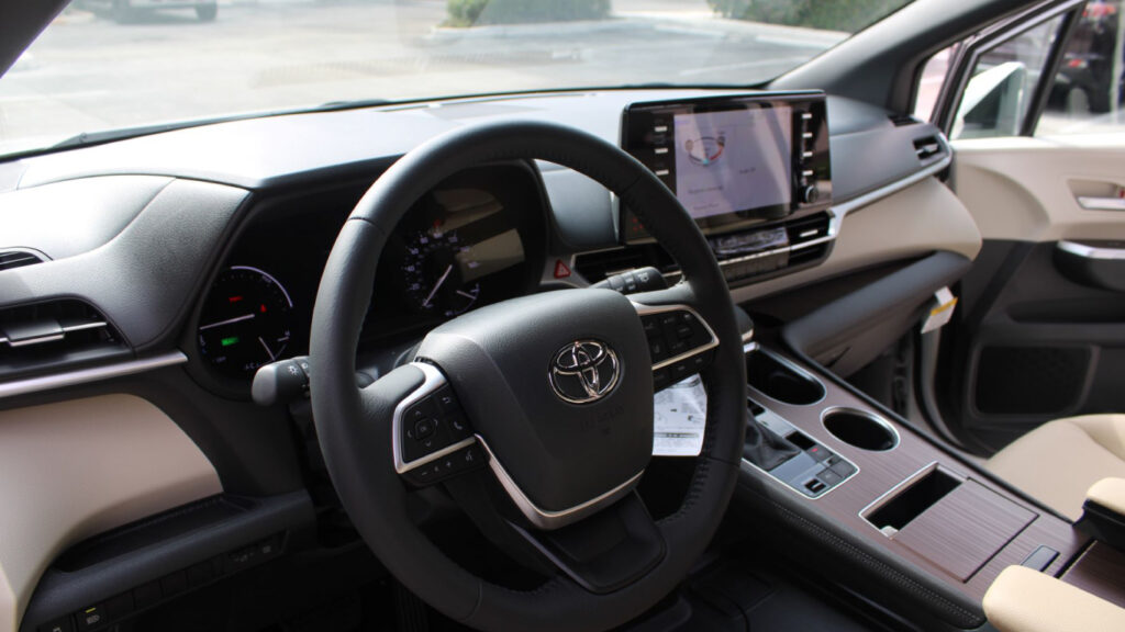 Toyota-Sienna-Hybrid-4