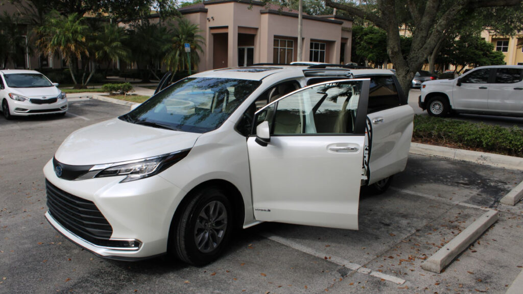Toyota-Sienna-Hybrid-5